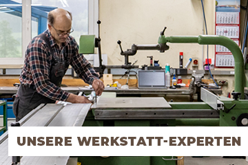 Einblick in die Werkstatt der Mechaniker wartet eine Maschine Websitevorschaubild DE